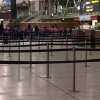 Verchroomde palen met magnetische voet, zwarte band, geïnstalleerd in een luchthaven.