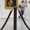 Poteau à corde à visser au sol (noir) installé dans un musée