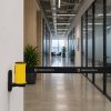 Boitier a sangle jaune installé dans une entreprise pour fermer un couloir.