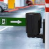 Zwarte wandoproller voor riem in een parkeergarage met gedrukt pictogram "Nooduitgang" op het riem