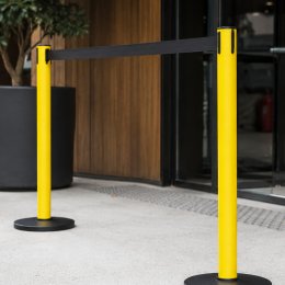 Seitenansicht - gelber Kunststoff-Absperrpfosten BASIC, gelbes Gurtband ausgezogen