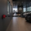 Mise en situation de l'enrouleur de sangle mural de 3m personnalisée installé dans un showroom.