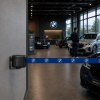 Enrouleur de sangle mural STANDARD noir avec sangle personnalisée avec logo dans un Showroom