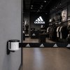 Enrouleur de sangle mural STANDARD blanc – 6m installé à l'entrée d'un magasin