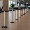 Poteaux à sangle 3m (argenté) - ECO placés dans une allée d'aéroport