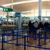 poteaux bleus à double sangle installés dans un aéroport. poteaux bleus à double sangle installés dans un aéroport.