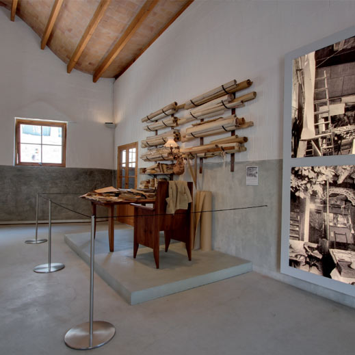 Museum-afzetpaal met fijne elastische koord voor expo's en kunstgalerijen