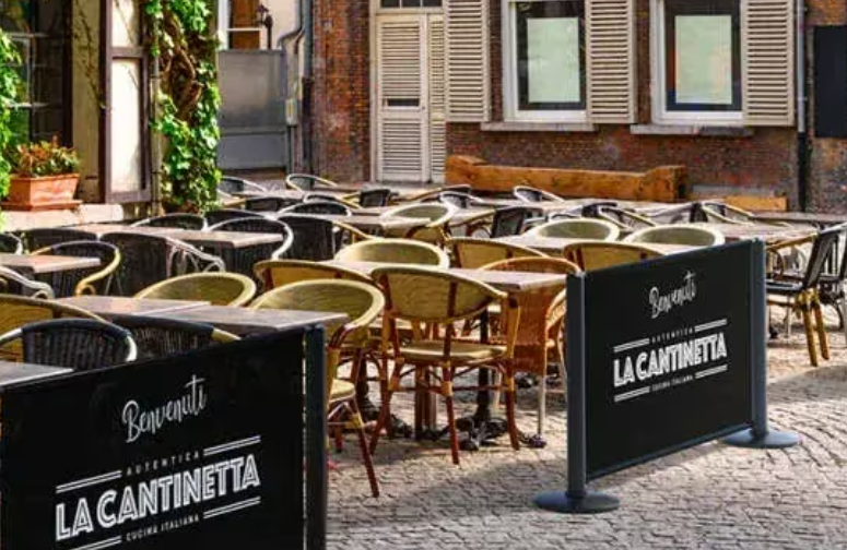Bedruckbare Werbeschranke Potelet® BANNER — vollfarb-bedruckbares Textilbanner, montiert auf Pfosten mit beschwerten Füßen